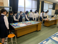 展示見学の様子２